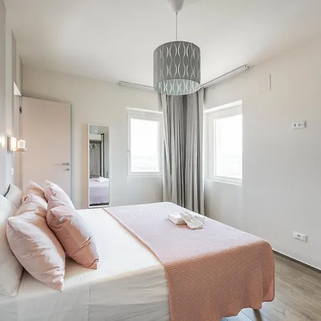 Di Ada - Modern Design - Airco, Private Pool & Near The Vila *