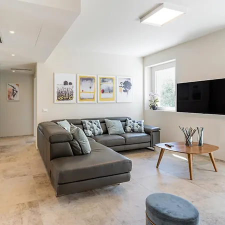 Di Ada - Modern Design - Airco, Private Pool & Near The *